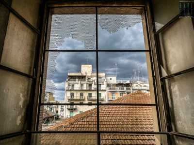...lasciano intravedere le basse palazzine del Libert�, che accerchiano il massiccio edificio
